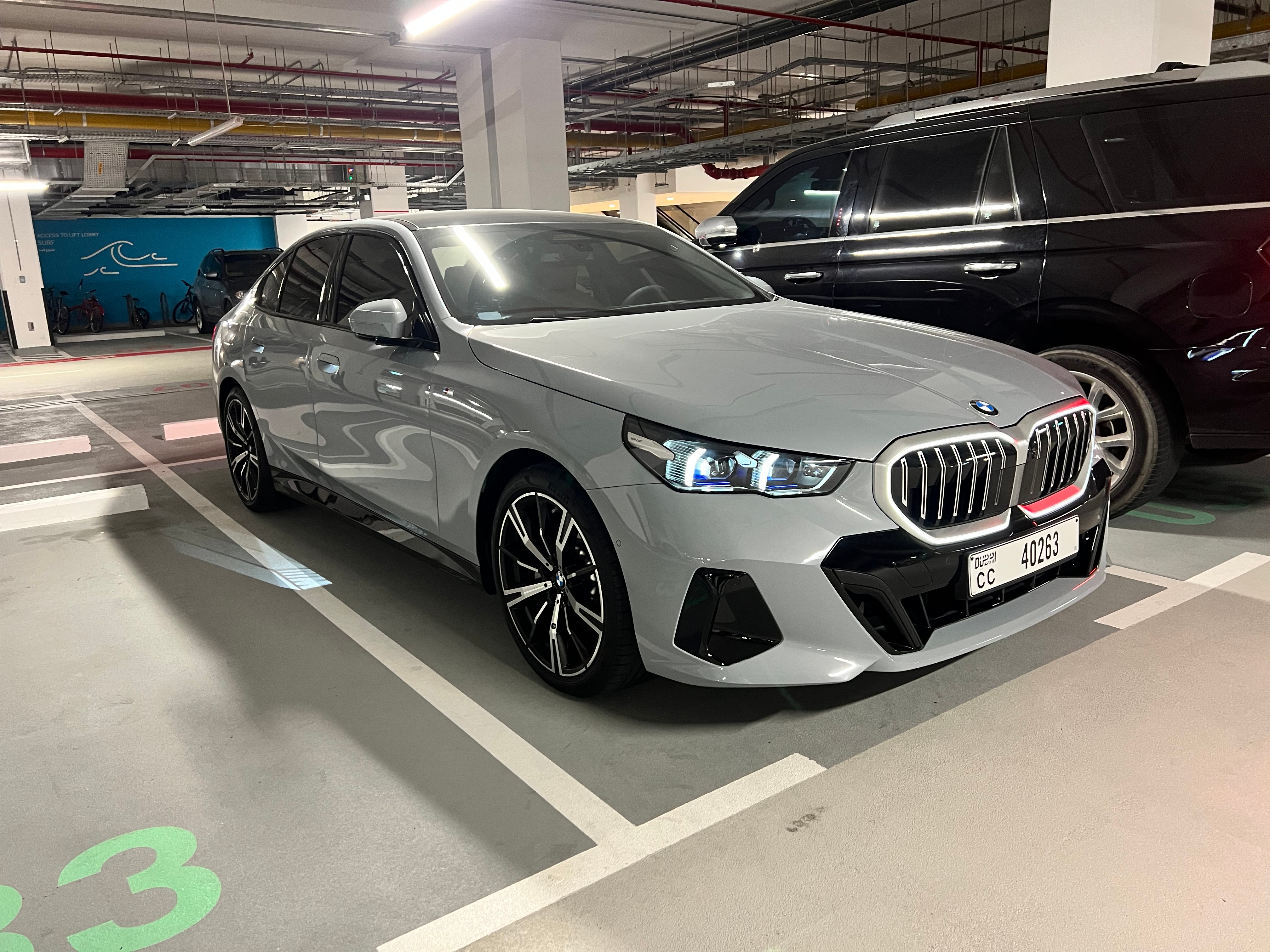 Hellgrün BMW 530i M Sport 2025